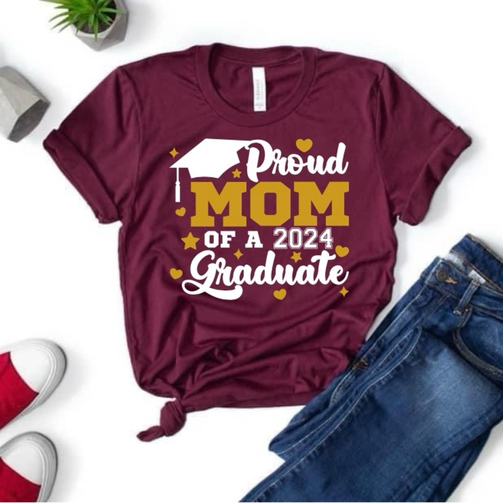 Senior Proud Mom of a 2024 graduate t-shirt unisex